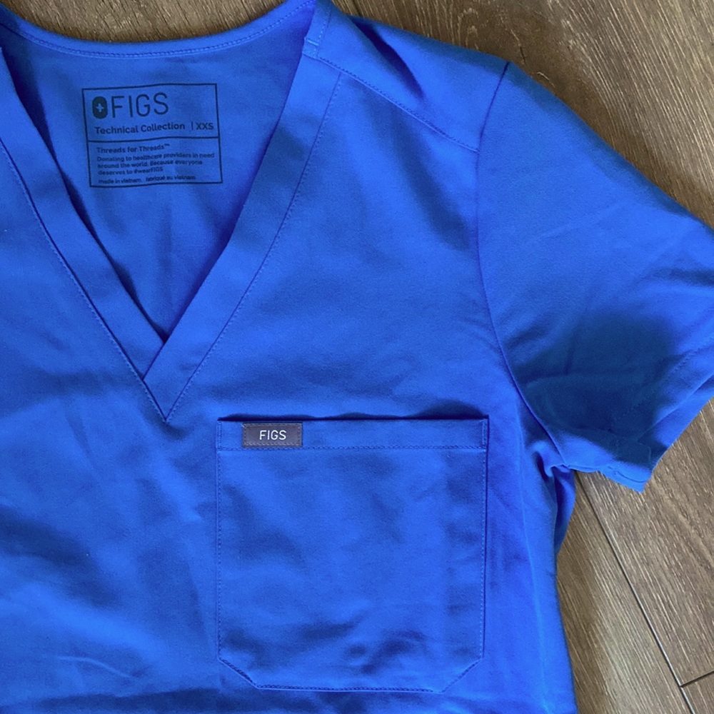 Figs scrub top- periwinkle